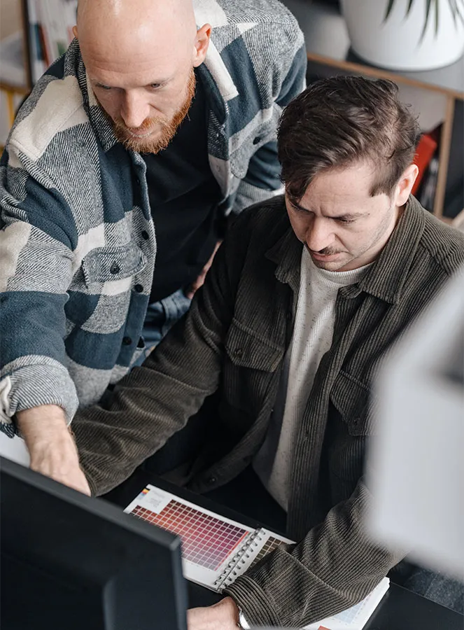 Marvin Zimmer und Yevgeniy Yagolnik am PC.