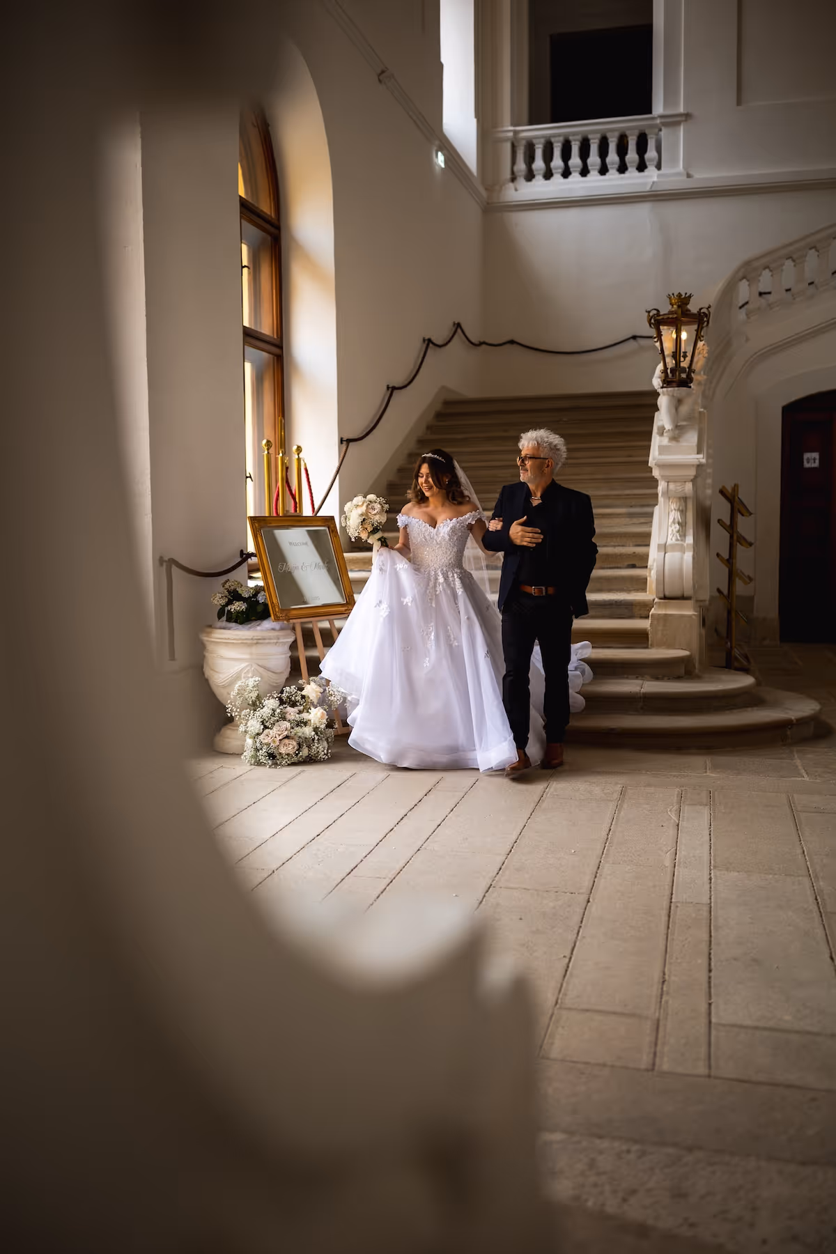 Nevesta s otcom počas svadby na zámku Schloss Eckartsau.