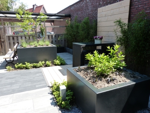 Een hoge eettafel met barkrukken is weer eens wat anders en kan op feestjes leuk bijgeschoven worden bij de overkapping.