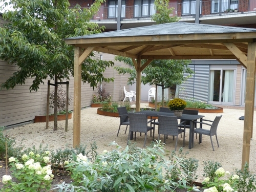 Een rolstoelvriendelijke tuin bij een zorginstelling in Noord-Scharwoude