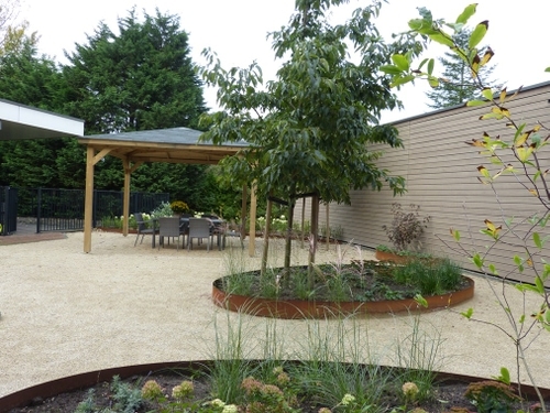 Onder de overkapping kunnen de bewoners wat schaduw vinden.