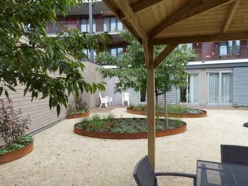 Half verharding, ronde vormen en schaduw was de wens.