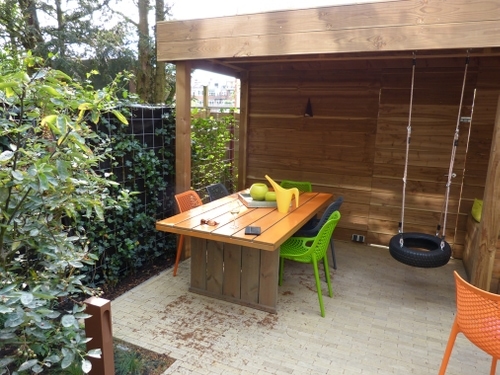 Met de deur open kan er geschommeld worden onder de overkapping.