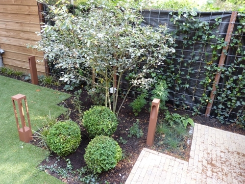 Er werden Cortenstalen lampen gebruikt voor een warme sfeer.