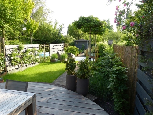 De wensen waren bescheiden, de vorm van de tuin was een uitdaging.