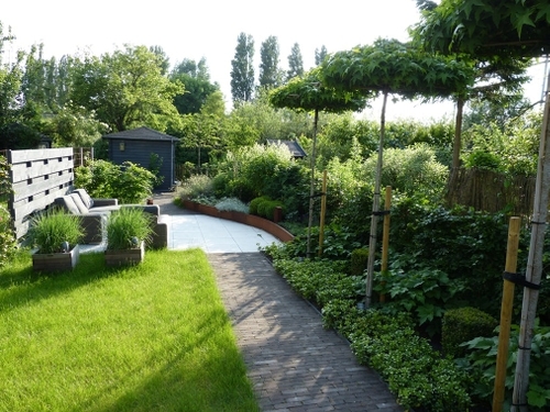 De gebakken klinkers vormen de verbinding met de oude woning.