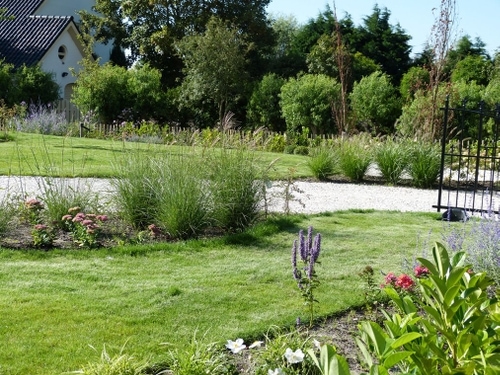 De oprijlaan naar het huis.