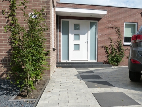 Twee auto's kunnen onafhankelijk van elkaar in en uitrijden op deze oprit.