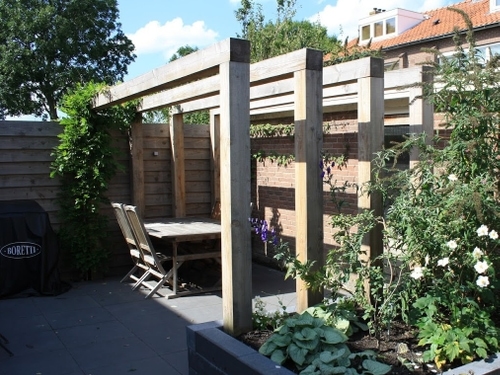 Boven het eet terras kwam een robuuste strakke pergola.