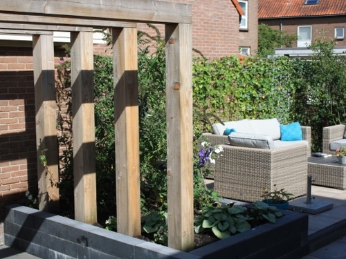 Tussen de terrassen kwam een verhoogde border.