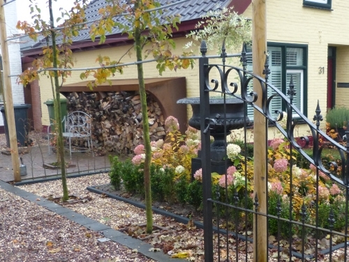 Een voortuin met oprijlaan in Oudkarspel