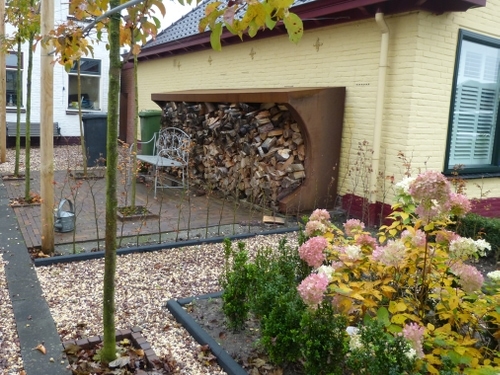 Voldoende ruimte voor een flinke houtopslag.