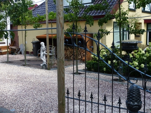 Lei bomen, grind en hortensia's.