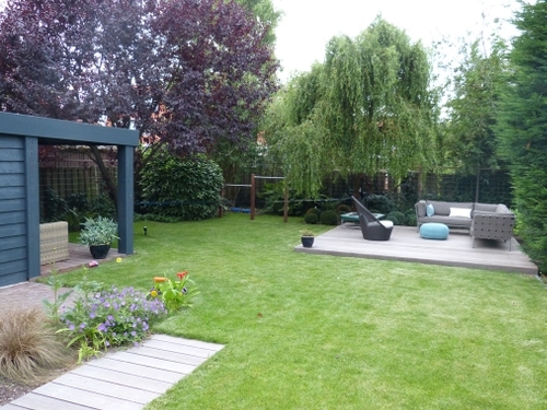 Een groene tuin in Badhoevedorp.