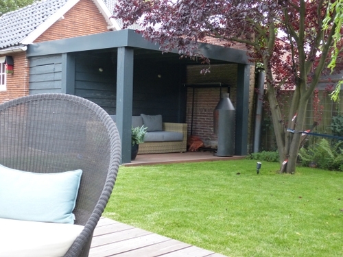 Een antraciet veranda aan een oude schuur.