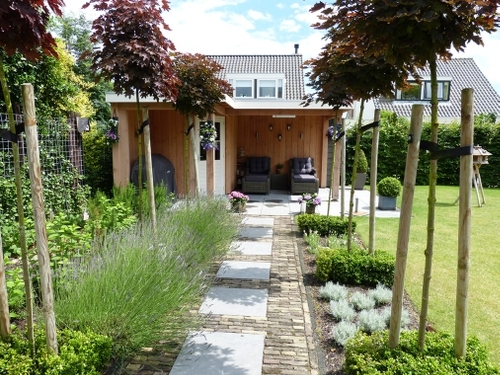 Het pad nodigt uit om plaat te nemen op de ligbedden onder de veranda.