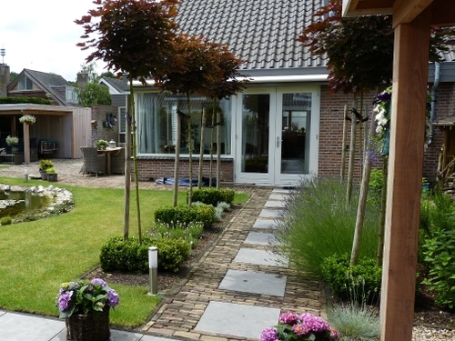 Het paadje van klinkers en stapstenen is makkelijk toegankelijk vanuit de woning.