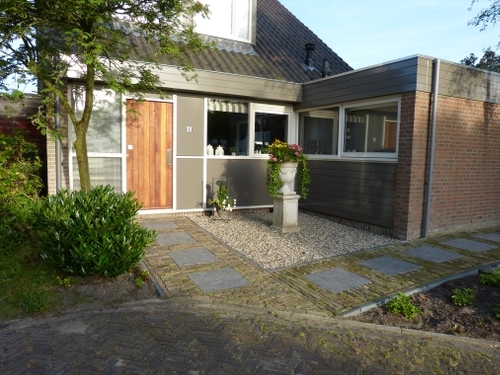 Door het patroon van stapstenen is duidelijk aangegeven waar de voordeur zich bevindt.