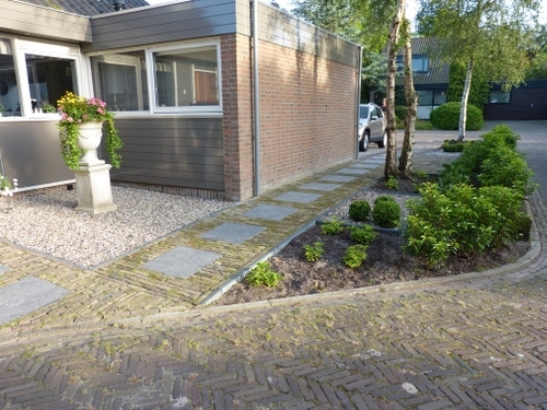 De borders naast het pad moeten nog wat body krijgen.