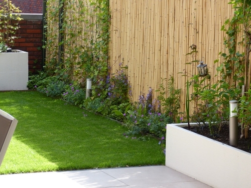 Speelse beplanting breekt de strakke lijnen van deze daktuin.