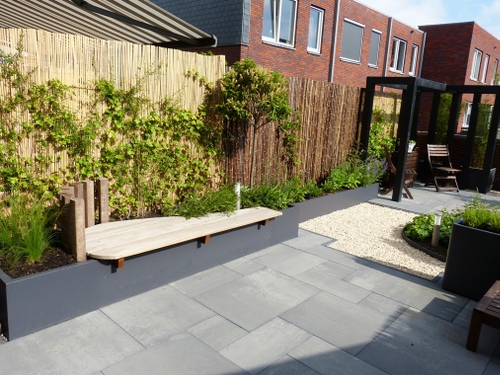 Een antraciet stuuk-look verhoogde border met geïntegreerde lounge bank.