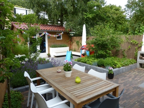 De tuin mocht wel wat gezelliger.
