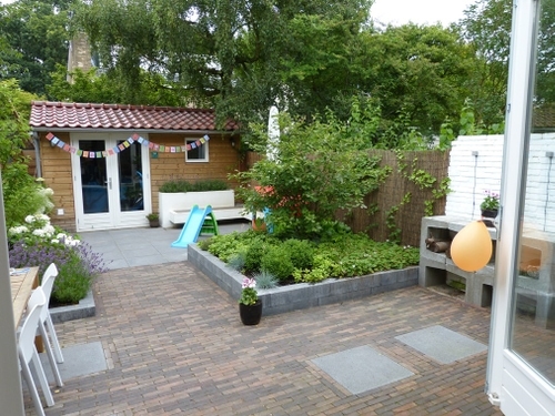 Tegels in de bestrating van gebakken klinkers.