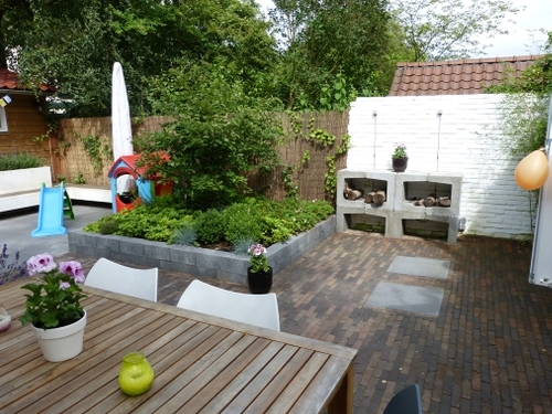 Een buitenkeuken van betonnen U-elementen.