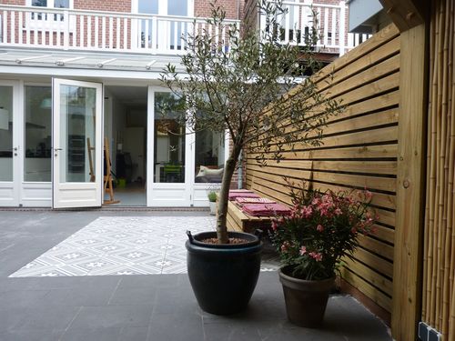 Het zicht op de geïntegreerde bank met de schutting van onder de veranda.