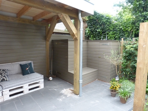 Er werd een kast om de boom heen gebouwd.