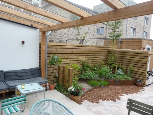 De Cortenstalen verhoogde borders met verschillende nieveaus passen mooi bij de perzistenen.