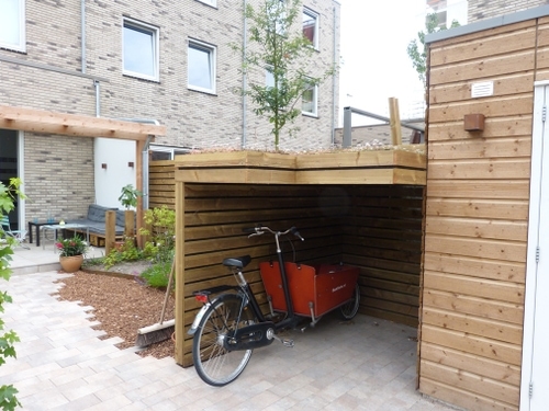 Het fietsen afdak kreeg een sedumdak.