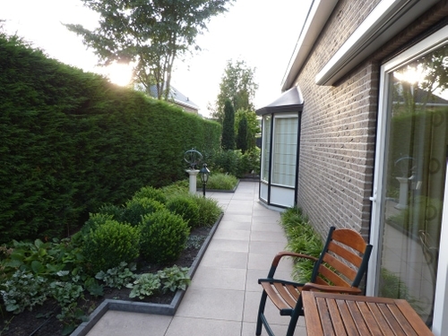 De keramische tegels werden doorgetrokken langs het huis.