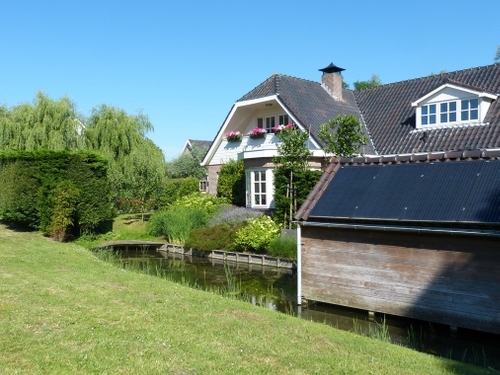 Een zwembad tuin aan het water in Zuid Scharwoude