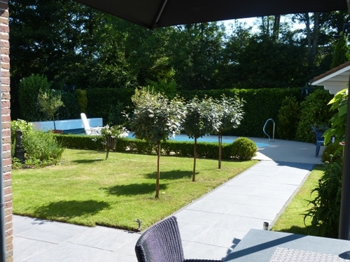 Het terras past nu beter bij de ruimtelijke tuin.