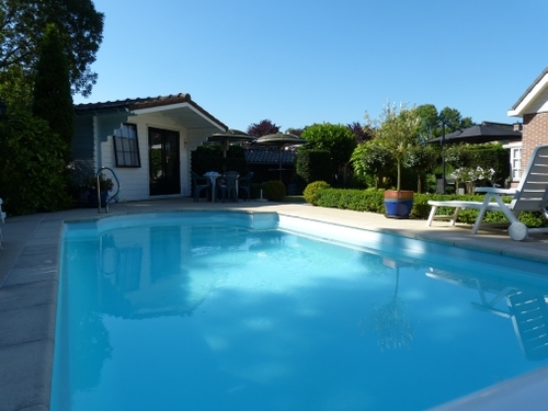 Bij het zwembad zit je lekker beschut.