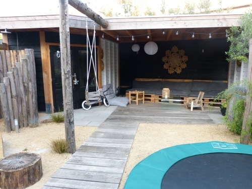 Het pad is van hergebruikte hardhouten planken van 4cm dik en in verschillende breedtes.