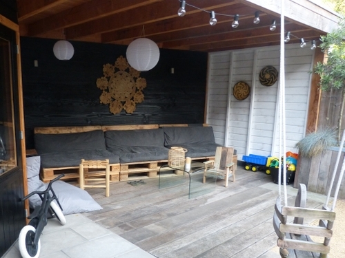 De wanden van de overkapping zijn bewust zo geplaatst dat het ze allemaal een andere uitstraling hebben.