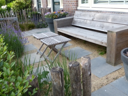 De voortuin kreeg dezelfde strandtuin uitstraling als de achtertuin.