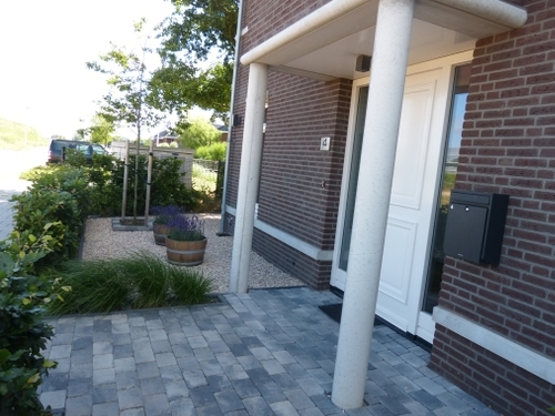 De voordeur met toegang tot de boomgaard aan de andere kant van het huis.