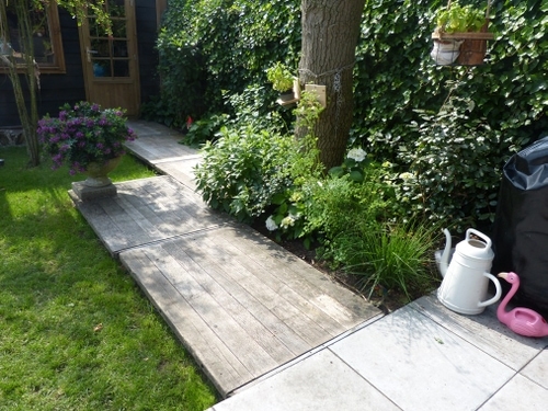 Een pad van steenschotten in de tuin.