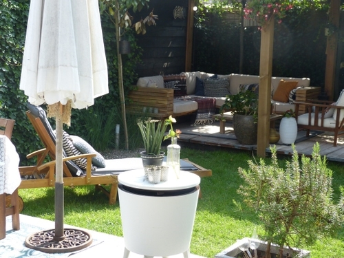 Het zicht op de gezellige lounge hoek onder de overkapping.