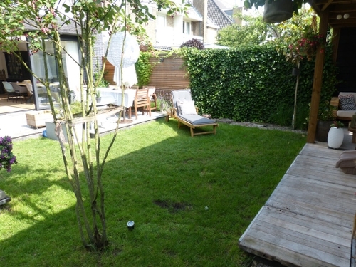 Zicht op het terras vanaf de schuur.