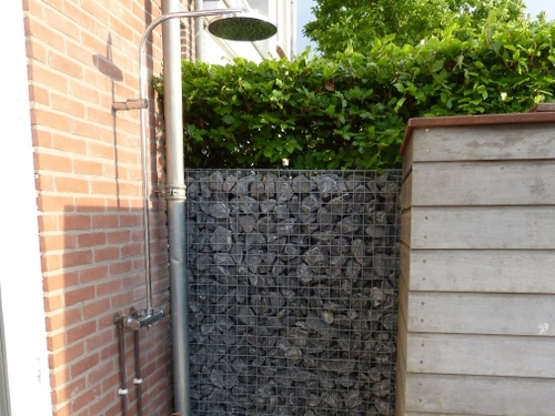 De buitendouche om af te spoelen na een plons in de sloot.