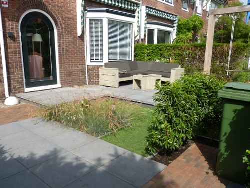 Een ruime voortuin met oprit in Bloemendaal