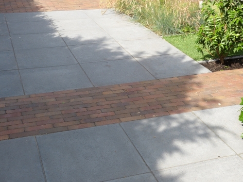 Schellevis tegels met gebakken klinkers.