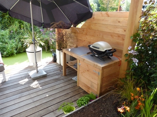 De buitenkeuken op de vlonder is zelf gemaakt.