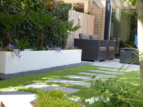 De lange witte plantenbak is zelf gemaakt en gestuct.