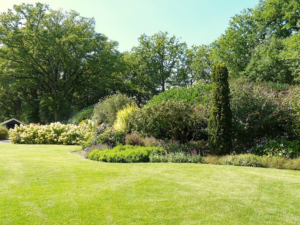 Prachtige borders in deze zeer goed onderhouden tuin