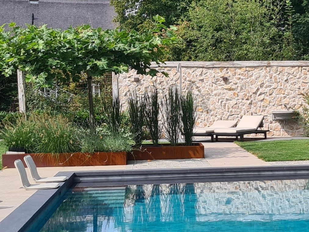 Een prachtige tuinmuur met buitendouche